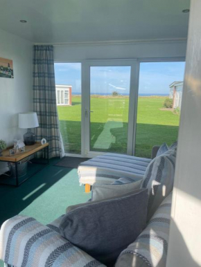 Sea View Holiday Chalet, access to sandy beach - Pets go free